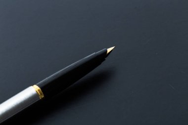 tablo üzerinde modern kalem