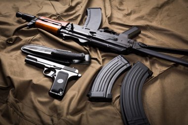 Araçlar ve silahlar kumaş üzerine