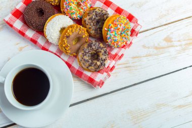 Çörek ve kahve fincanı.