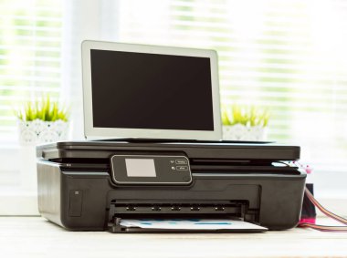 Yazıcı ve bilgisayar masa