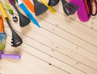 Tencere ve aksesuarları masada