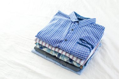 masada ütülü ve katlanmış gömlek