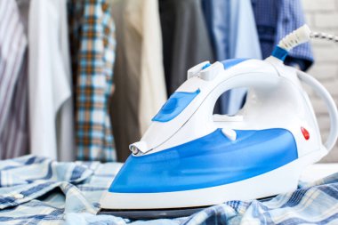 Gömlek ile elektrik demir