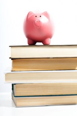 kumbara kitap yığını üzerinde