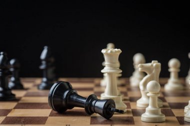 satranç tahtası üzerinde satranç figürleri