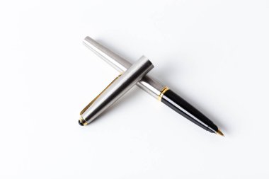 kalem beyaz arkaplanda izole edildi