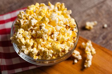 kase masa örtüsü üzerinde patlamış mısır 