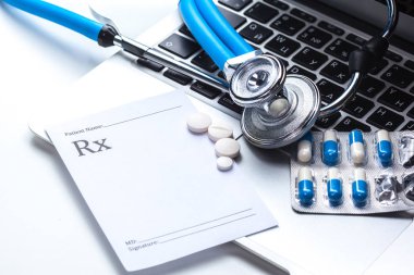 klavye üzerinde sağlık stetoskop 