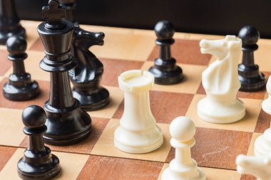 satranç tahtası üzerinde satranç figürleri