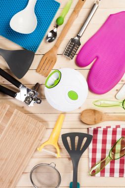 Tencere ve aksesuarları masada