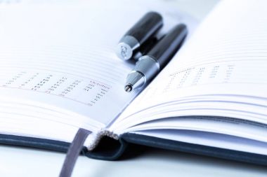 Kalem ve defter masada 