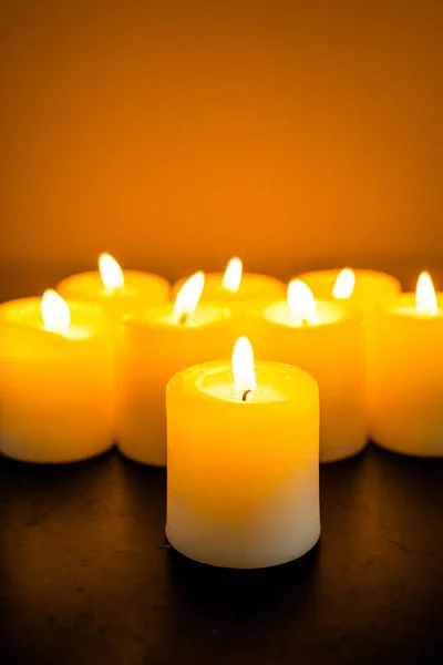 Καύση κίτρινο κεριά — Φωτογραφία Αρχείου