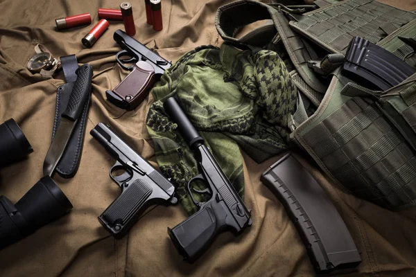 Herramientas y pistolas sobre tela — Foto de Stock