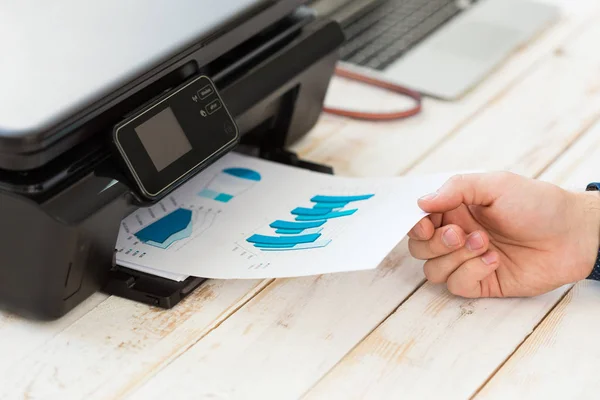 Hombre haciendo copias con impresora — Foto de Stock