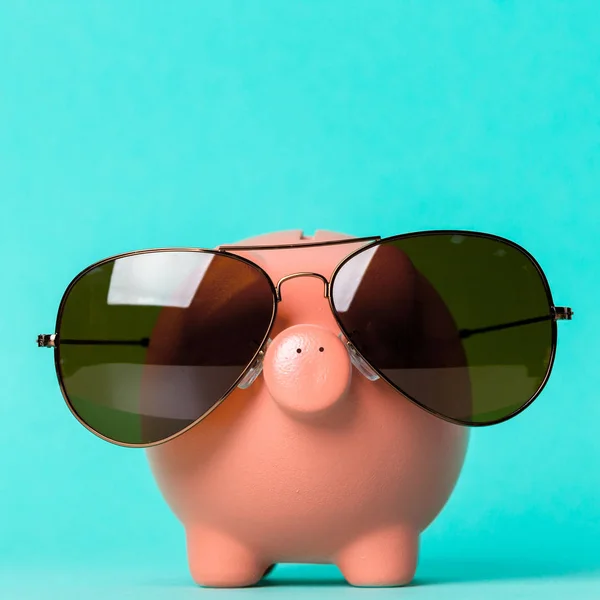 Piggy Bank with sunglasses — Stock Photo, Image