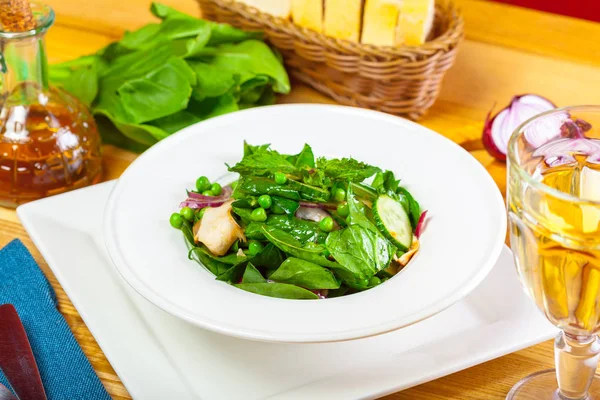 Insalata verde fresca con spinaci — Foto Stock