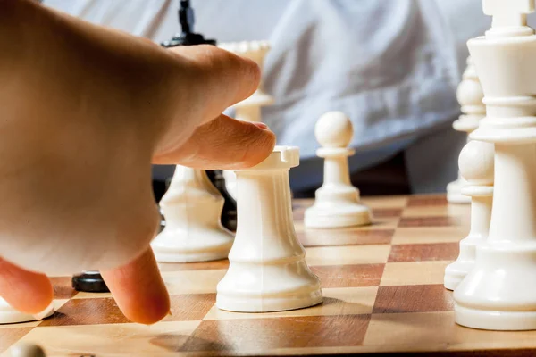 Člověk hraje šachy — Stock fotografie