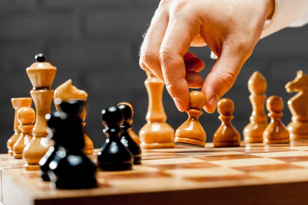 Persona che gioca a scacchi — Foto Stock