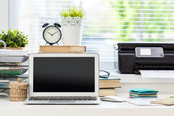 Impressora e computador na mesa — Fotografia de Stock