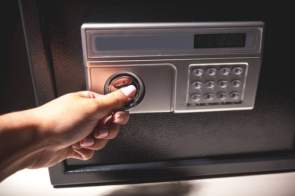 Открытие сейфа вручную
