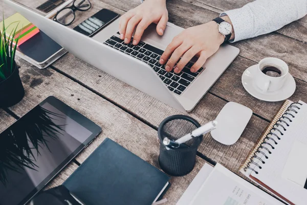 Empresario que trabaja en el ordenador portátil — Foto de Stock