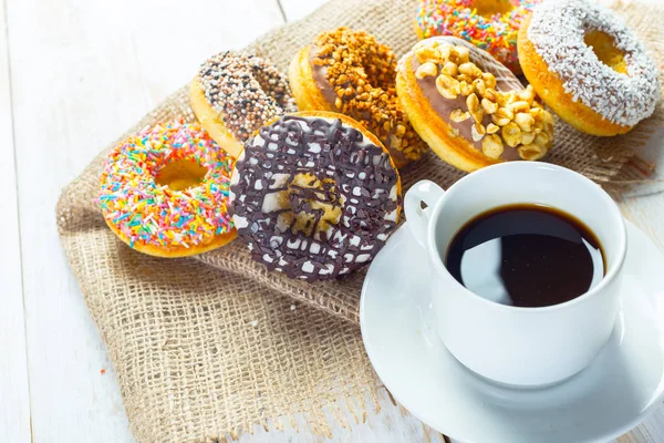 Donuts und Kaffeetasse — Stockfoto