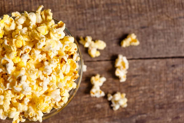 Schüssel mit gesalzenem Popcorn — Stockfoto