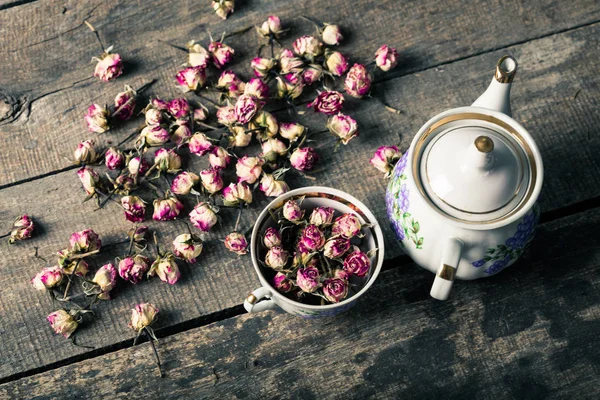 Tasse mit blühenden Teeblumen — Stockfoto