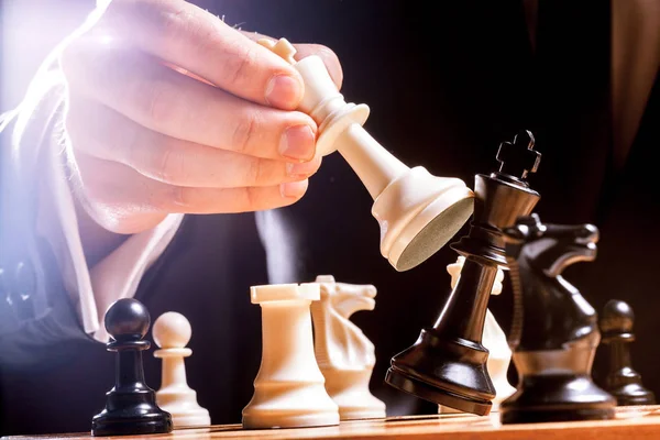 Člověk hraje šachy — Stock fotografie