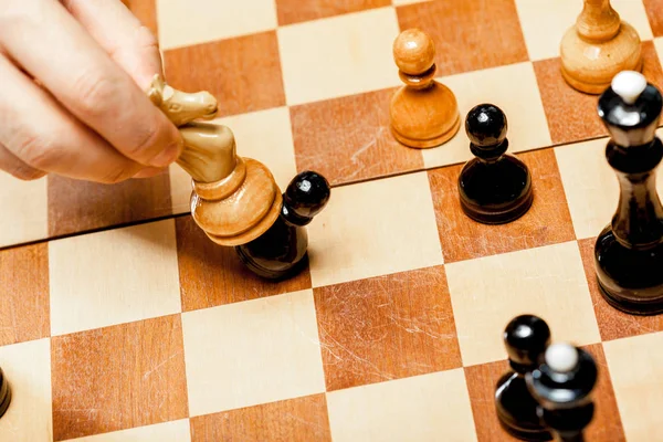 Людина гра шахи — стокове фото