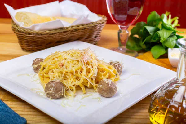 Спагетти с фрикадельками в тарелке — стоковое фото