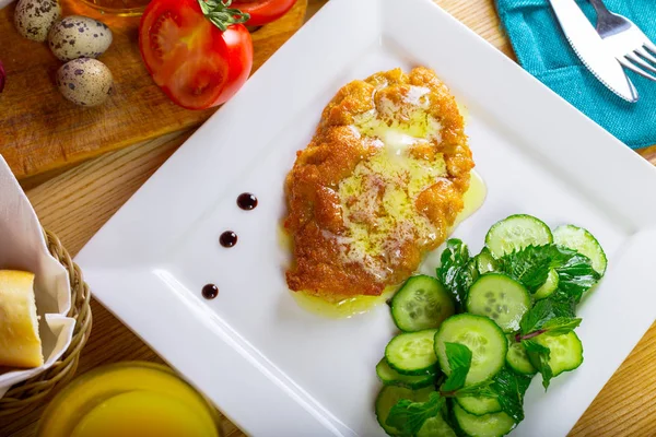 Schnitzel Jerman di atas meja — Stok Foto