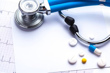 kardiyogram üzerinde metal stetoskop