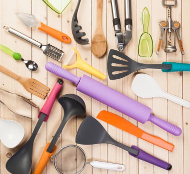 Tencere ve aksesuarları masada