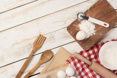 Hazırlık malzemeleri ve mutfak eşyaları şablon pişirme