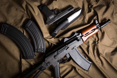 Araçlar ve silahlar kumaş üzerine