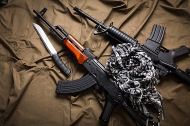 Araçlar ve silahlar kumaş üzerine