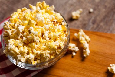 kase masa örtüsü üzerinde patlamış mısır 