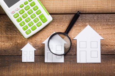 Büyüteç ile kağıt evler