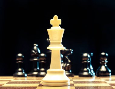 satranç tahtası üzerinde satranç figürleri