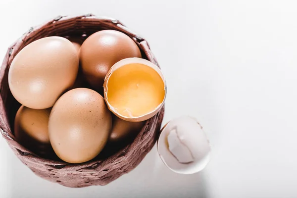 新鮮な卵をバスケットに敷設 — ストック写真