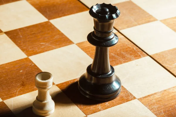 Chess siffror på schackbräde — Stockfoto