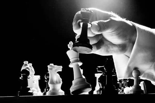 Persona que juega ajedrez — Foto de Stock