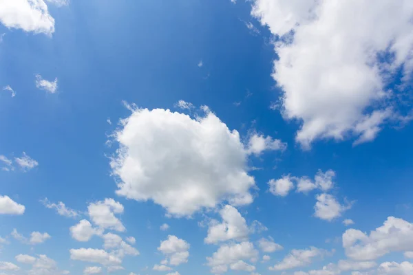 Blauwe lucht en wolken — Stockfoto