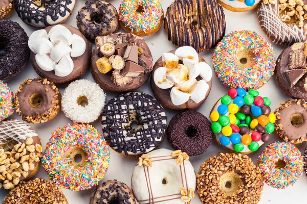 Auswahl an bunten Donuts — Stockfoto
