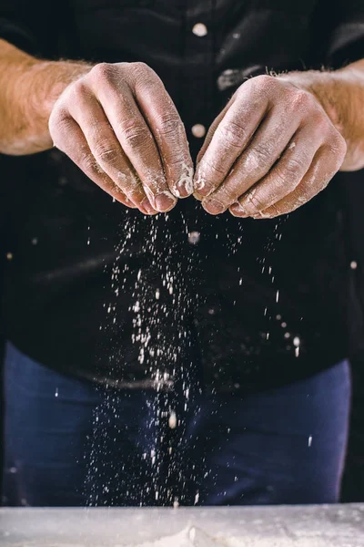 Uomo panettiere lavora con la farina — Foto Stock