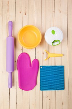 Tencere ve aksesuarları masada