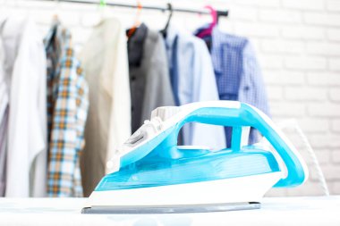 Ütü Masası üzerinde elektrik demir