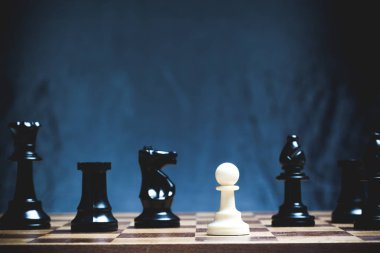satranç tahtası üzerinde satranç figürleri