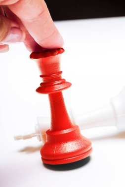 satranç oynayan kişi